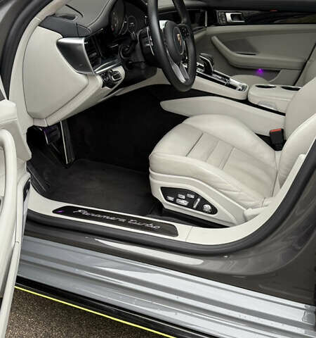 Сірий Порше Panamera, об'ємом двигуна 4 л та пробігом 70 тис. км за 69000 $, фото 18 на Automoto.ua