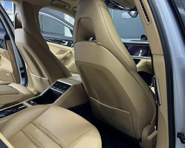 Сірий Порше Panamera, об'ємом двигуна 3 л та пробігом 79 тис. км за 48200 $, фото 68 на Automoto.ua