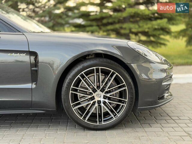 Сірий Порше Panamera, об'ємом двигуна 3 л та пробігом 72 тис. км за 55000 $, фото 25 на Automoto.ua
