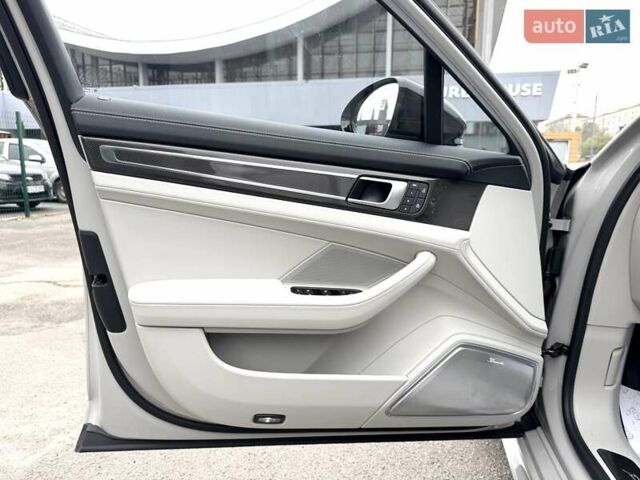 Серый Порше Панамера, объемом двигателя 4 л и пробегом 9 тыс. км за 154999 $, фото 23 на Automoto.ua