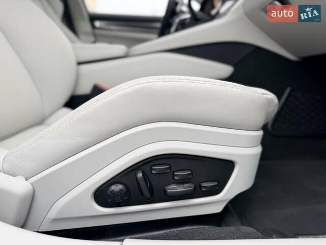 Серый Порше Панамера, объемом двигателя 4 л и пробегом 9 тыс. км за 154999 $, фото 42 на Automoto.ua