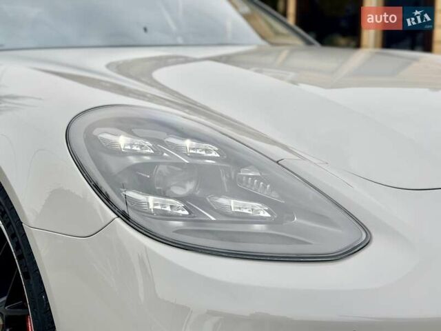 Серый Порше Панамера, объемом двигателя 4 л и пробегом 9 тыс. км за 154999 $, фото 4 на Automoto.ua