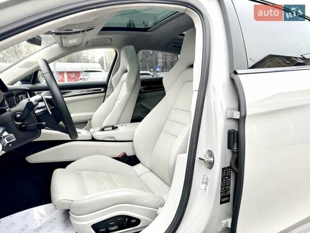 Серый Порше Панамера, объемом двигателя 4 л и пробегом 9 тыс. км за 154999 $, фото 20 на Automoto.ua