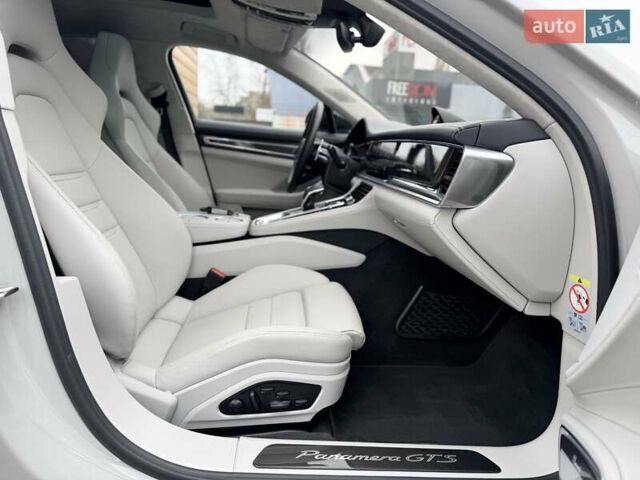 Серый Порше Панамера, объемом двигателя 4 л и пробегом 9 тыс. км за 154999 $, фото 43 на Automoto.ua