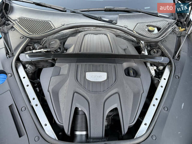 Зелений Порше Panamera, об'ємом двигуна 3 л та пробігом 70 тис. км за 46500 $, фото 33 на Automoto.ua