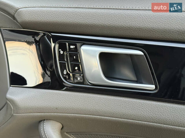 Зелений Порше Panamera, об'ємом двигуна 3 л та пробігом 70 тис. км за 46500 $, фото 24 на Automoto.ua