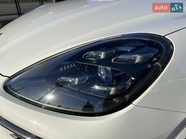 Білий Порше Cayenne Coupe, об'ємом двигуна 3 л та пробігом 75 тис. км за 68900 $, фото 7 на Automoto.ua