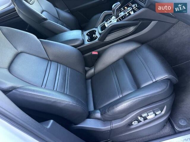 Білий Порше Cayenne Coupe, об'ємом двигуна 3 л та пробігом 75 тис. км за 68900 $, фото 43 на Automoto.ua