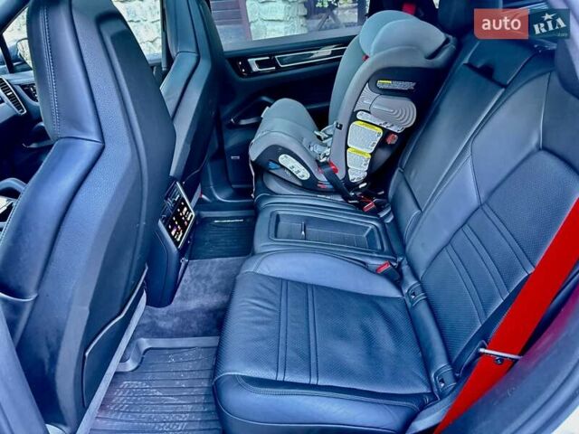 Білий Порше Cayenne Coupe, об'ємом двигуна 2.89 л та пробігом 80 тис. км за 87000 $, фото 26 на Automoto.ua
