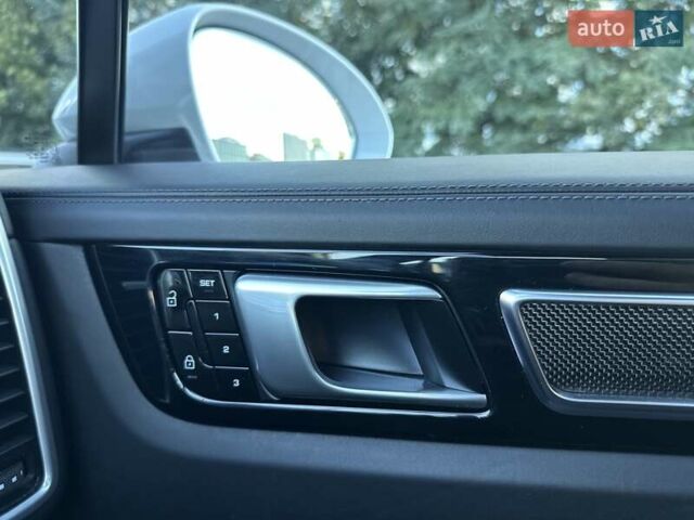 Білий Порше Cayenne Coupe, об'ємом двигуна 3 л та пробігом 75 тис. км за 68900 $, фото 66 на Automoto.ua