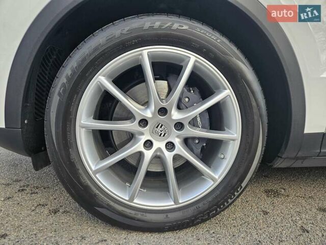 Белый Порше Cayenne Coupe, объемом двигателя 3 л и пробегом 5 тыс. км за 85000 $, фото 30 на Automoto.ua