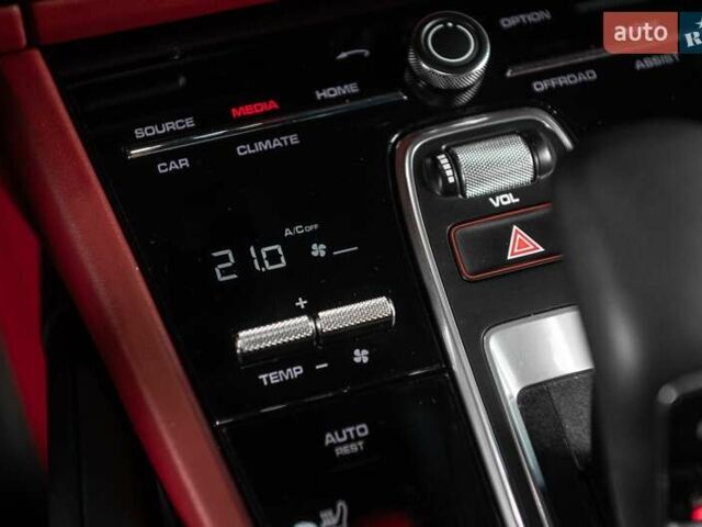 Белый Порше Cayenne Coupe, объемом двигателя 0 л и пробегом 21 тыс. км за 89900 $, фото 10 на Automoto.ua