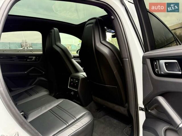 Белый Порше Cayenne Coupe, объемом двигателя 3 л и пробегом 81 тыс. км за 88500 $, фото 27 на Automoto.ua