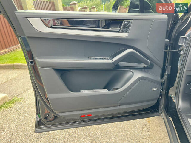 Порше Cayenne Coupe 2023 в Киеве на Automoto.ua Черный Порше Cayenne Coupe, объемом двигателя 3 л и пробегом 44 тыс. км за 125000 $, фото 33 на Automoto.ua