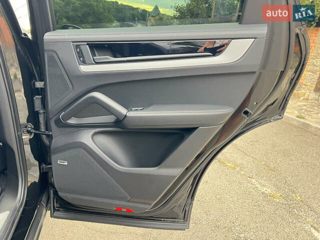 Порше Cayenne Coupe 2023 в Киеве на Automoto.ua Черный Порше Cayenne Coupe, объемом двигателя 3 л и пробегом 44 тыс. км за 125000 $, фото 37 на Automoto.ua