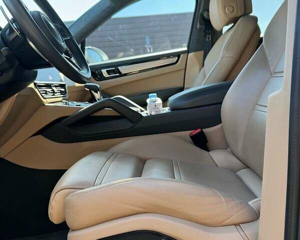 Сірий Порше Cayenne Coupe, об'ємом двигуна 4 л та пробігом 57 тис. км за 99800 $, фото 26 на Automoto.ua
