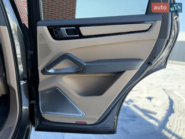 Серый Порше Cayenne Coupe, объемом двигателя 4 л и пробегом 34 тыс. км за 99900 $, фото 75 на Automoto.ua