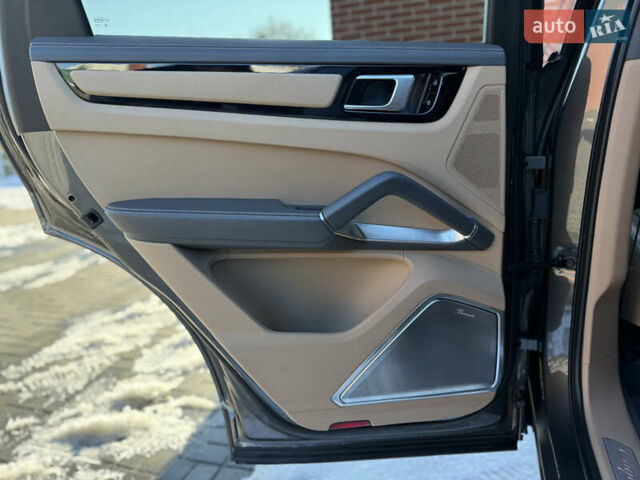 Серый Порше Cayenne Coupe, объемом двигателя 4 л и пробегом 34 тыс. км за 99900 $, фото 63 на Automoto.ua