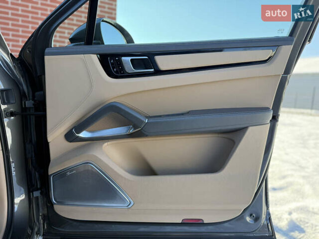 Серый Порше Cayenne Coupe, объемом двигателя 4 л и пробегом 34 тыс. км за 99900 $, фото 79 на Automoto.ua