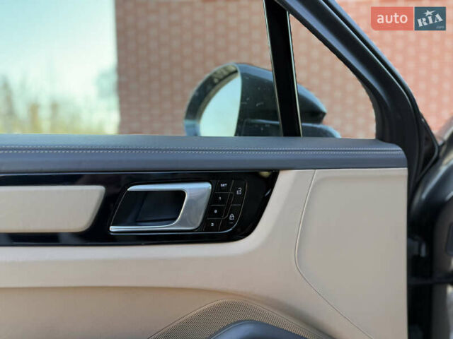 Серый Порше Cayenne Coupe, объемом двигателя 4 л и пробегом 34 тыс. км за 99900 $, фото 32 на Automoto.ua