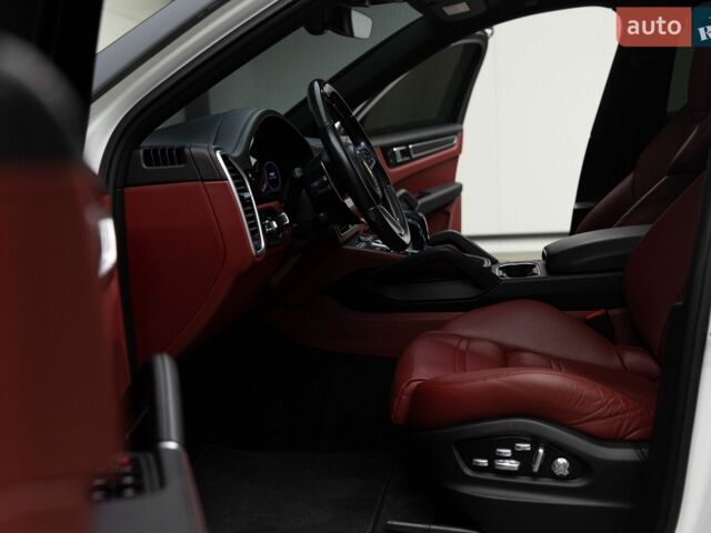 Серый Порше Cayenne Coupe, объемом двигателя 3 л и пробегом 56 тыс. км за 91000 $, фото 45 на Automoto.ua