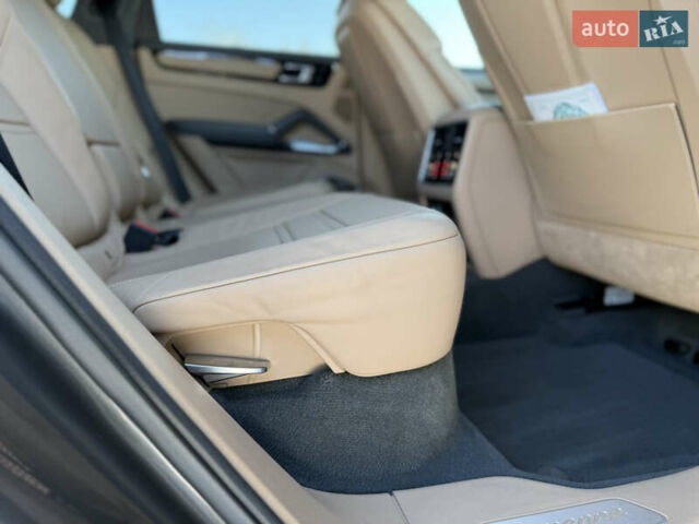 Серый Порше Cayenne Coupe, объемом двигателя 4 л и пробегом 34 тыс. км за 99900 $, фото 77 на Automoto.ua