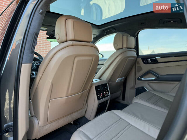 Серый Порше Cayenne Coupe, объемом двигателя 4 л и пробегом 34 тыс. км за 99900 $, фото 67 на Automoto.ua