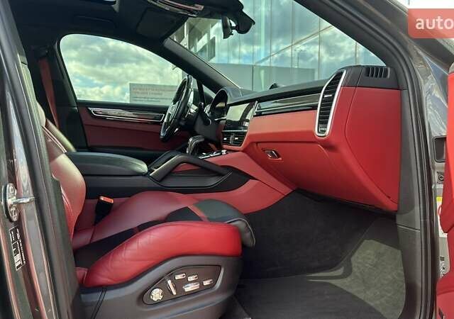 Серый Порше Cayenne Coupe, объемом двигателя 3 л и пробегом 68 тыс. км за 89450 $, фото 5 на Automoto.ua