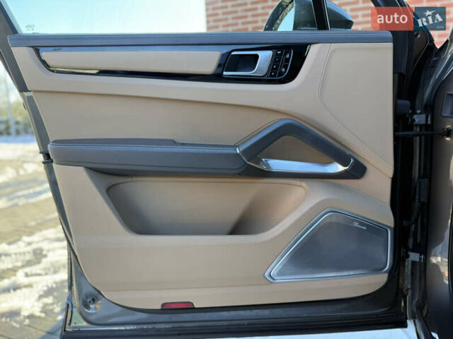 Серый Порше Cayenne Coupe, объемом двигателя 4 л и пробегом 34 тыс. км за 99900 $, фото 30 на Automoto.ua