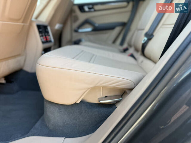 Серый Порше Cayenne Coupe, объемом двигателя 4 л и пробегом 34 тыс. км за 99900 $, фото 65 на Automoto.ua