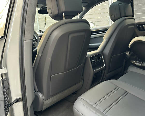 Серый Порше Cayenne Coupe, объемом двигателя 4 л и пробегом 14 тыс. км за 120000 $, фото 19 на Automoto.ua