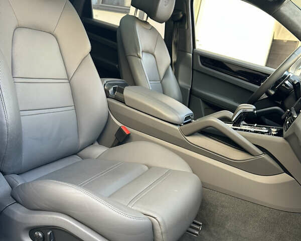 Серый Порше Cayenne Coupe, объемом двигателя 4 л и пробегом 14 тыс. км за 120000 $, фото 26 на Automoto.ua