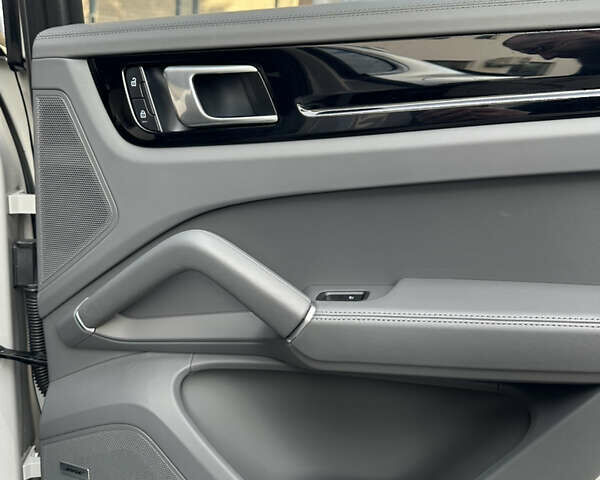 Серый Порше Cayenne Coupe, объемом двигателя 4 л и пробегом 14 тыс. км за 120000 $, фото 22 на Automoto.ua