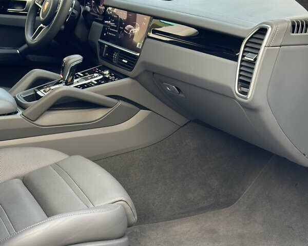 Серый Порше Cayenne Coupe, объемом двигателя 4 л и пробегом 14 тыс. км за 120000 $, фото 25 на Automoto.ua