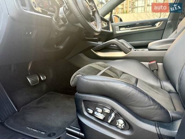 Серый Порше Cayenne Coupe, объемом двигателя 4 л и пробегом 5 тыс. км за 212000 $, фото 37 на Automoto.ua