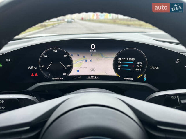 Белый Порше Тайкан, объемом двигателя 0 л и пробегом 52 тыс. км за 59900 $, фото 6 на Automoto.ua