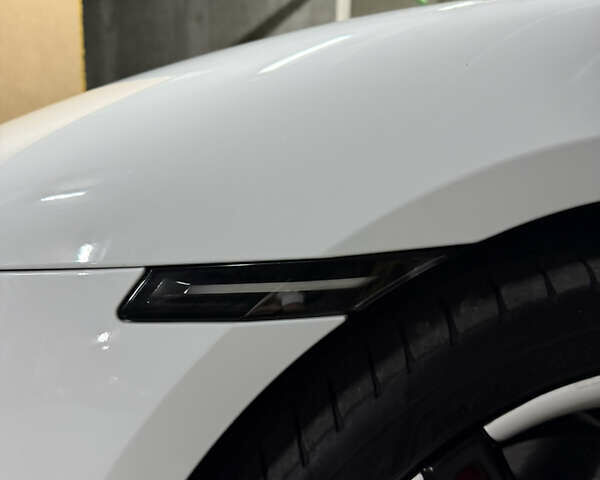 Белый Порше Тайкан, объемом двигателя 0 л и пробегом 79 тыс. км за 52700 $, фото 5 на Automoto.ua