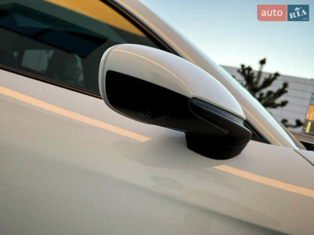 Белый Порше Тайкан, объемом двигателя 0 л и пробегом 100 тыс. км за 51800 $, фото 5 на Automoto.ua