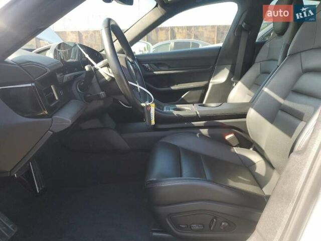 Белый Порше Тайкан, объемом двигателя 0 л и пробегом 23 тыс. км за 38000 $, фото 6 на Automoto.ua