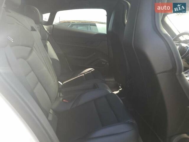 Белый Порше Тайкан, объемом двигателя 0 л и пробегом 23 тыс. км за 38000 $, фото 9 на Automoto.ua