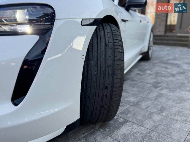 Белый Порше Тайкан, объемом двигателя 0 л и пробегом 42 тыс. км за 57900 $, фото 9 на Automoto.ua