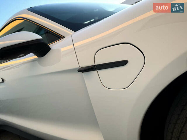 Белый Порше Тайкан, объемом двигателя 0 л и пробегом 100 тыс. км за 51800 $, фото 4 на Automoto.ua
