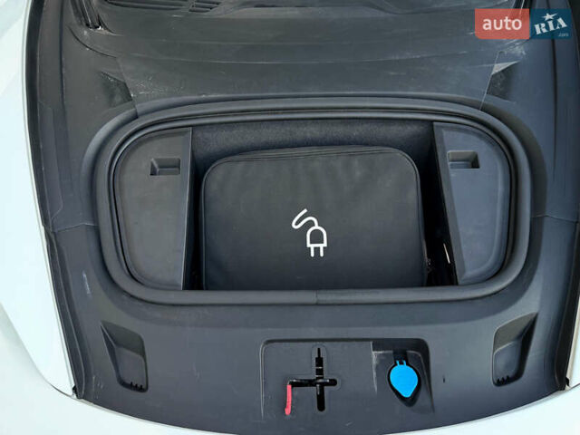 Белый Порше Тайкан, объемом двигателя 0 л и пробегом 100 тыс. км за 51800 $, фото 38 на Automoto.ua