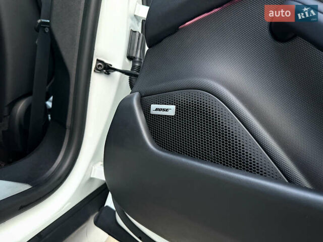 Белый Порше Тайкан, объемом двигателя 0 л и пробегом 100 тыс. км за 51800 $, фото 31 на Automoto.ua