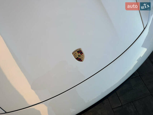 Белый Порше Тайкан, объемом двигателя 0 л и пробегом 100 тыс. км за 51800 $, фото 1 на Automoto.ua