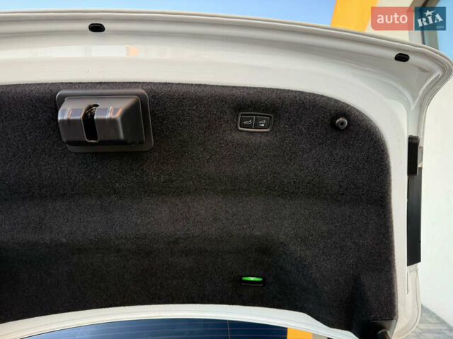 Белый Порше Тайкан, объемом двигателя 0 л и пробегом 100 тыс. км за 51800 $, фото 11 на Automoto.ua