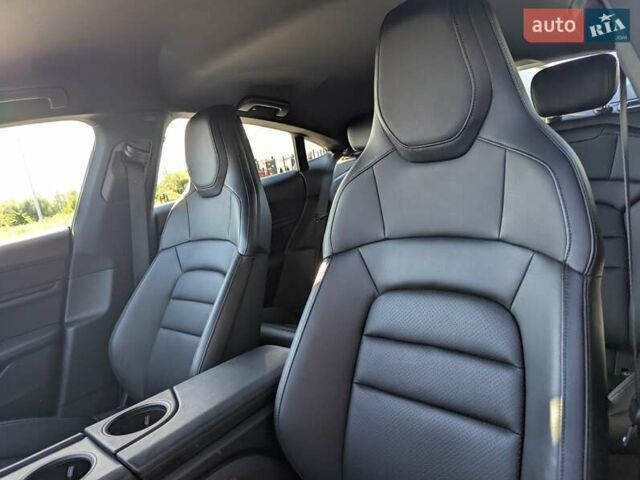 Белый Порше Тайкан, объемом двигателя 0 л и пробегом 77 тыс. км за 59000 $, фото 12 на Automoto.ua