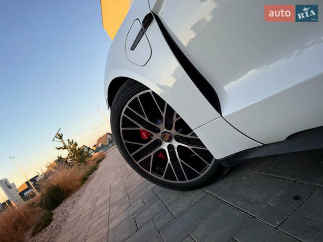 Белый Порше Тайкан, объемом двигателя 0 л и пробегом 100 тыс. км за 51800 $, фото 14 на Automoto.ua