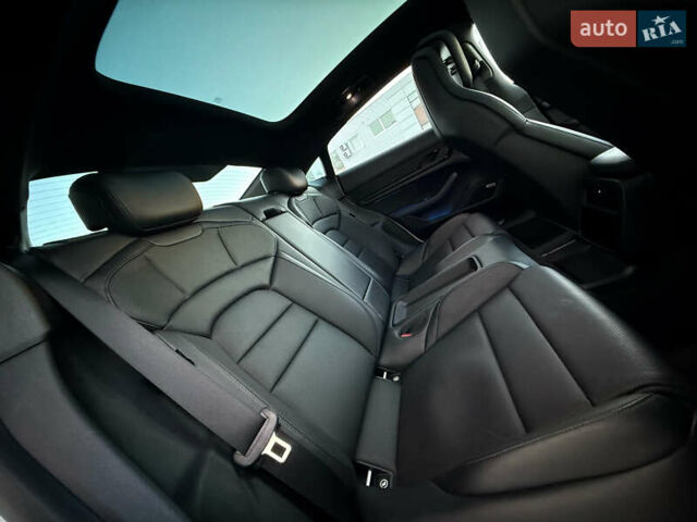 Белый Порше Тайкан, объемом двигателя 0 л и пробегом 100 тыс. км за 51800 $, фото 32 на Automoto.ua