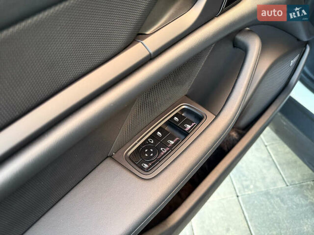 Белый Порше Тайкан, объемом двигателя 0 л и пробегом 100 тыс. км за 51800 $, фото 19 на Automoto.ua